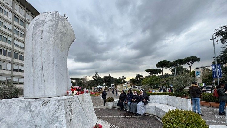 Papa Francisc rămâne în stare critică. A dezvoltat o „insuficiență renală” în fază incipientă - starea-papei-1740388303.jpeg