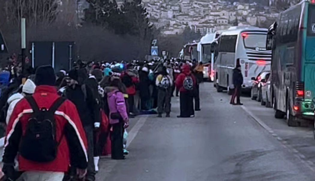 Ofertele promovate pe TikTok au atras zeci de mii de turiști într-o stațiune montană. Sute de autobuze au paralizat drumurile
