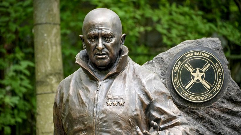 La mormântul lui Prigojin din Sankt Petersburg a fost dezvelită o statuie din bronz