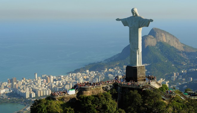 Statuia din Rio, luminată în culorile echipelor finaliste ale Cupei Mondiale - statuiemitzenfscom-1405064209.jpg