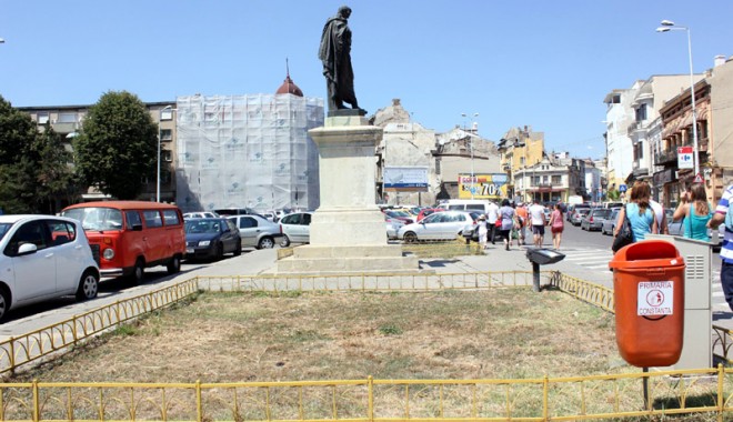 Statuia lui Ovidiu, în mijlocul mizeriei - statuieovidiu1-1345041143.jpg