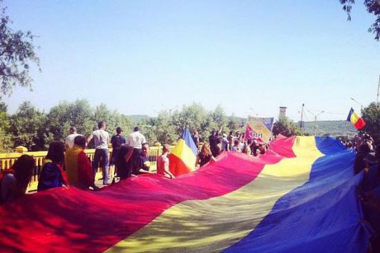 Steag tricolor românesc, de 300 de metri, a unit România cu Moldova - steag-1433677671.jpg