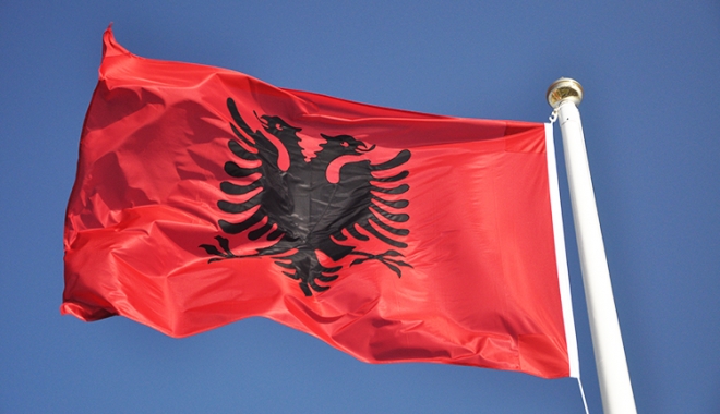 Alegeri parlamentare în Albania, un scrutin crucial pentru speranțele de aderare la UE - steag23-1498396622.jpg