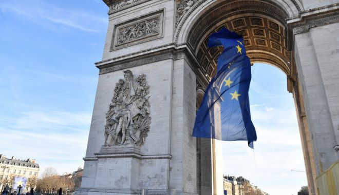 Steagul UE, dat jos de pe Arcul de Triumf din Paris, după protestele extremiştilor de dreapta - steagdatjos-1641223679.jpg