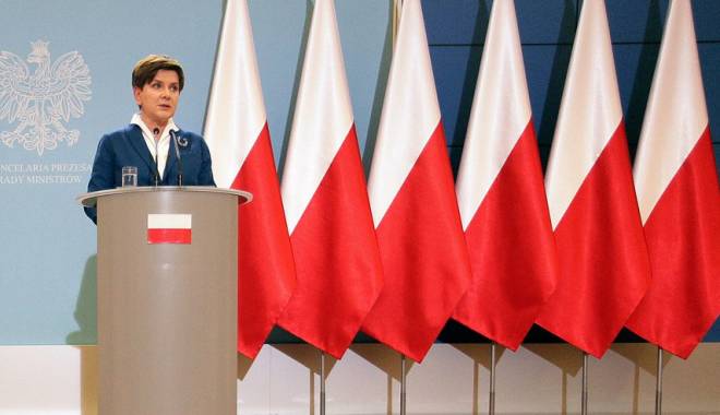 Polonia / Steagurile UE au dispărut de la conferința de presă a noului guvern - steaguri-1448448022.jpg