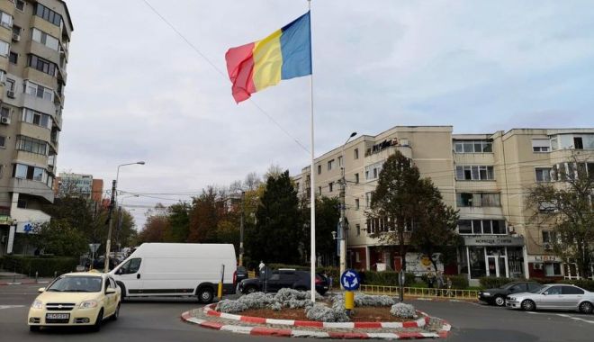 Steagurile tricolore vor flutura în mai multe intersecții ale Constanței - steaguriprimarie-1574022417.jpg