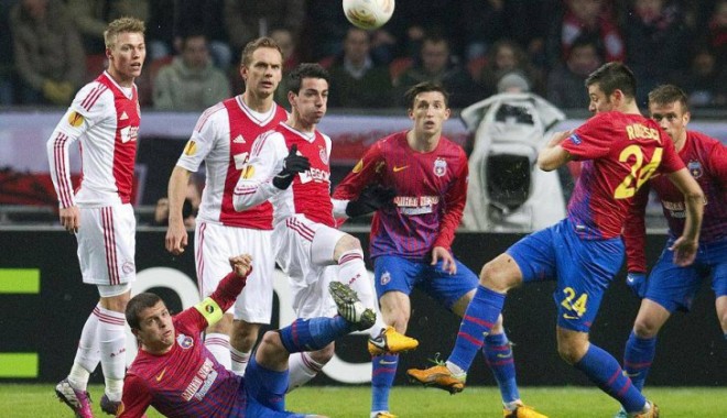 Steaua București s-a calificat în optimi după ce a învins Ajax. Fanii au sărbătorit în Piața Universității - steaua-1361518672.jpg