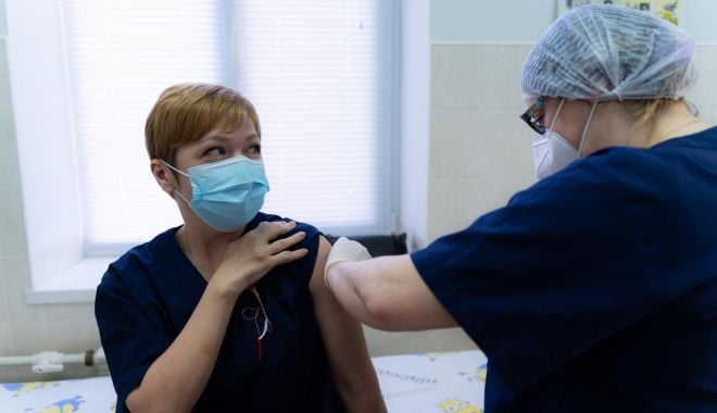Agenţia Europeană pentru Medicamente nu recomandă, încă, administrarea celei de-a treia doze a vaccinurilor anti-COVID-19 - stelacornilovavaccination0-1628261346.jpg