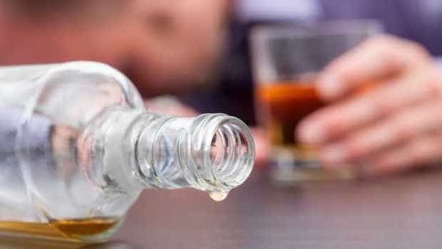 Elev de 15 ani, găsit inconștient în toaleta școlii, cu sticla de alcool lângă el - sticla-de-alcool-1743424060.jpg