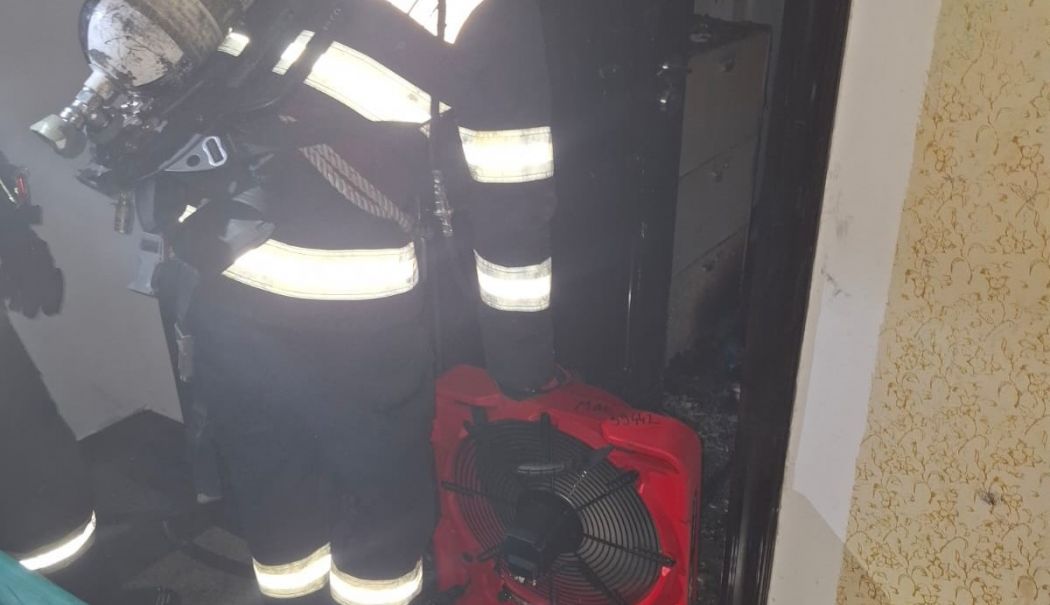 Un aragaz lăsat nesupravegheat a provocat un incendiu puternic într-un apartament - stire-1730190722.jpg