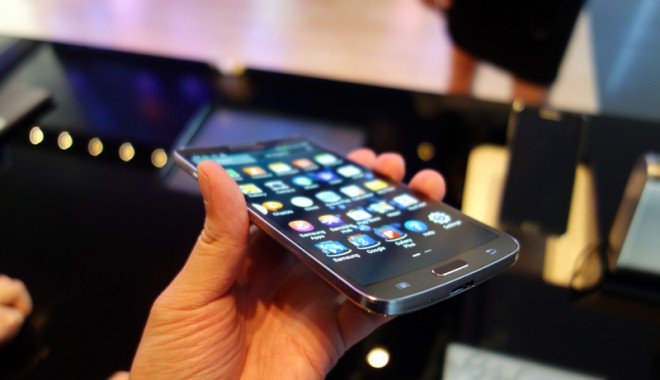 Samsung va lansa noi telefoane Galaxy cu ecran curbat - stiresamsung-1385316786.jpg