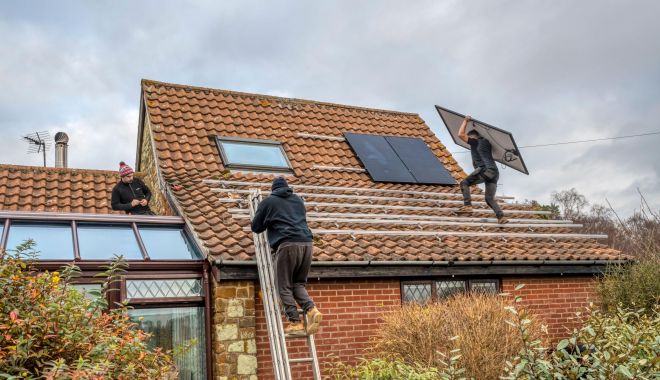 Prosumatorii care își instalează capacități fotovoltaice mult mai mari decât consumul propriu vor fi penalizați