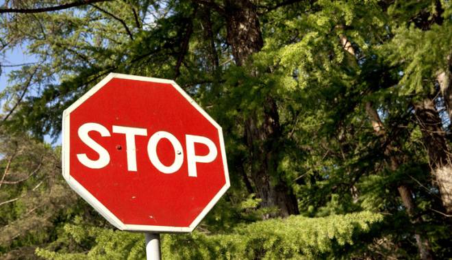 Șoferi, atenție! RESTRICȚII DE CIRCULAȚIE - stockvaultstopsign123730-1438167813.jpg