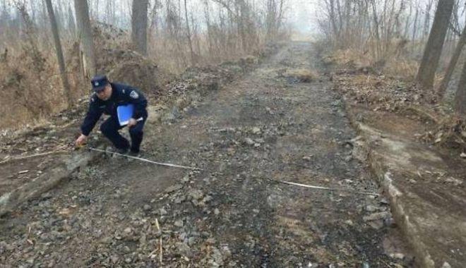 A furat într-o singură noapte...800 de metri de asfalt de pe drum! - stolenroadinchina-1517644716.jpg