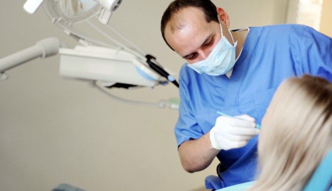 Stomatologii, obligați la trei ore pe zi de lucru pentru a respecta contractul cu CJAS - stomatologiiobligati-1404832314.jpg