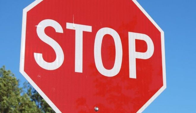 COLIZIUNE ÎNTRE MAȘINILE CONDUSE DE DOUĂ ȘOFERIȚE! Una dintre ele nu a oprit la STOP - stop3-1533279534.jpg