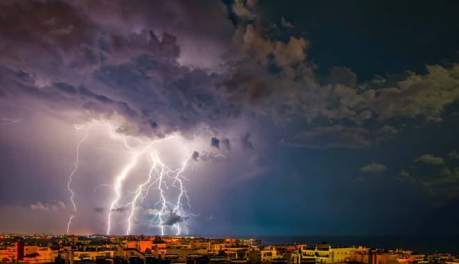 VREME EXTREMĂ LA CONSTANȚA! Ploi și furtuni, astăzi și la noapte - storm2258182960720-1501140636.jpg