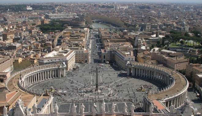 Român recidivist la Vatican. A încercat să perturbe slujba de Crăciun - stpeterssquareromefromdome-1356522507.jpg