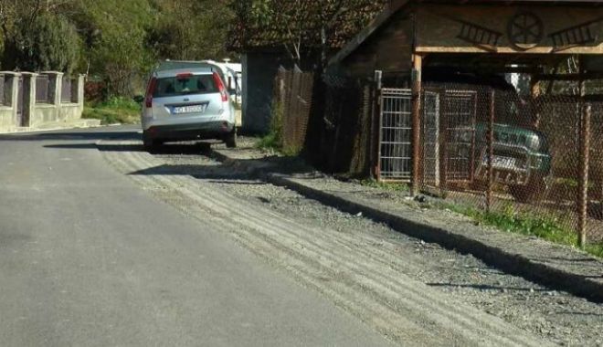 Se întâmplă în România! Un constructor s-a supărat și și-a luat înapoi asfaltul proaspăt turnat