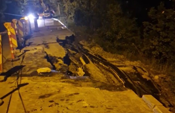 Stradă surpată pe o suprafață de aproximativ 20 metri. Al doilea astfel de incident, petrecut recent - strada-1714204824.jpg