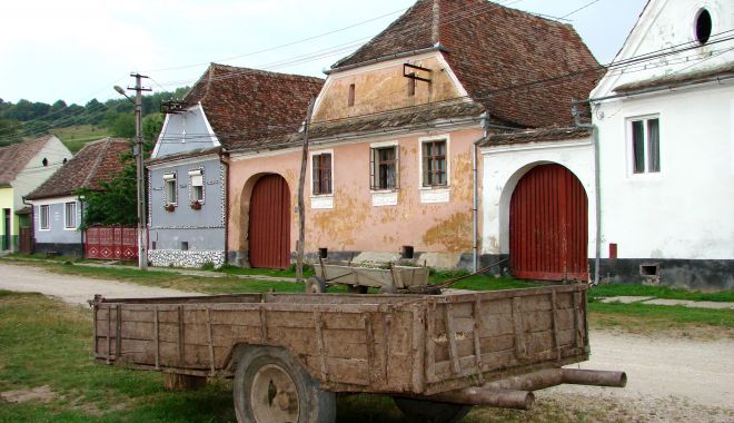 Opt imobile tradiţionale din Situl Rural Biertan vor fi conservate cu fonduri PNRR - streetscenebiertanromania-1691326232.jpg