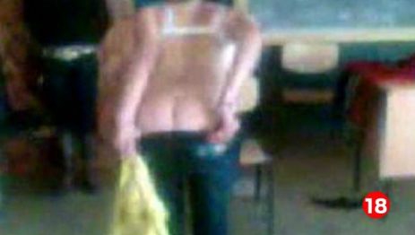 UN NOU SCANDAL ÎN ÎNVĂȚĂMÂNTUL ROMÂNESC / O elevă de 16 ani face striptease în sala de clasă - striptease42235600-1489475264.jpg