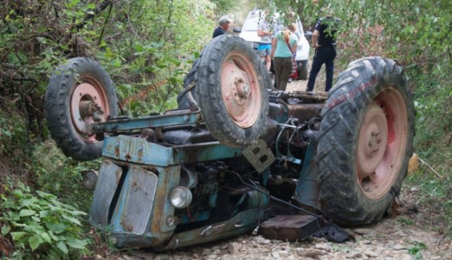 TRAGEDIE IMENSĂ! Un bărbat a murit strivit de un tractor - strivittractor-1532087158.jpg