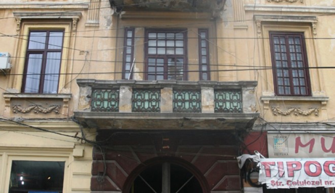 Reabilitarea blocurilor și a caselor vechi, pe banii primăriei și ai statului - strmirceacelbatrannr4casapeninsu-1310050462.jpg
