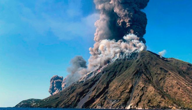 Unul dintre cei mai activi vulcani din Italia a erupt - strombolivolcanoeruption-1567001417.jpg