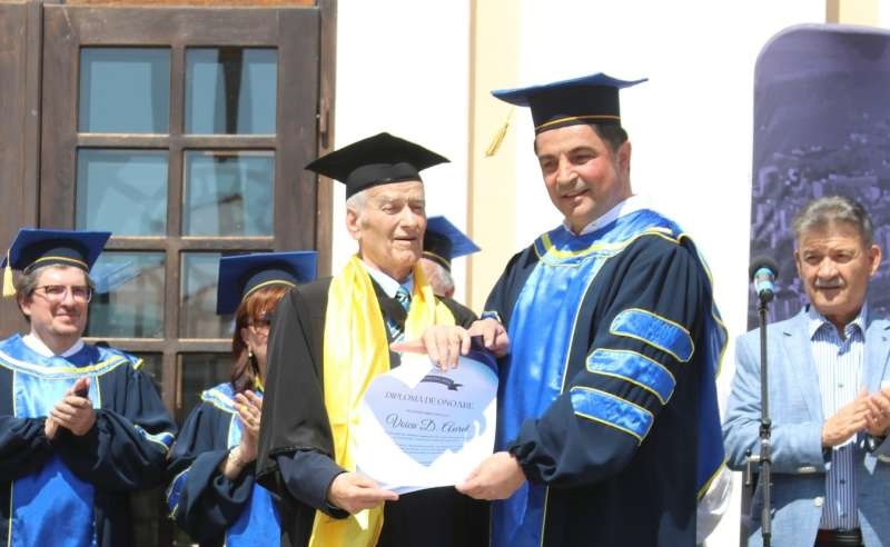 Cel mai vârstnic student din România a absolvit cursurile de masterat! - student-1717864242.jpg