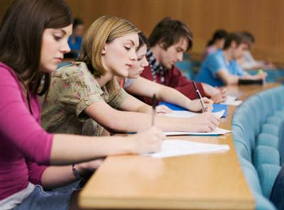 Iată care sunt drepturile studentului conform noului statut - studenti-1333108374.jpg