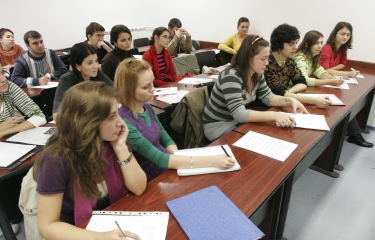 Trei sferturi din absolvenții de facultate s-ar angaja oriunde, numai să aibă de muncă - studenti-1351717582.jpg