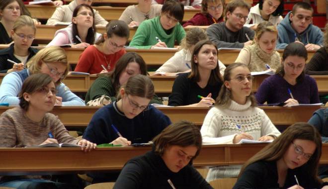 Studenții, înapoi la cursuri - studenti-1451894881.jpg