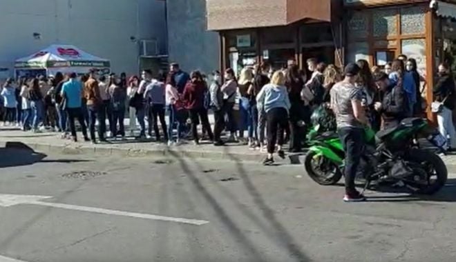 Studenţii din Craiova, la coadă pentru testare, altfel nu se pot prezenta la cursuri - studenti-1633266005.jpg