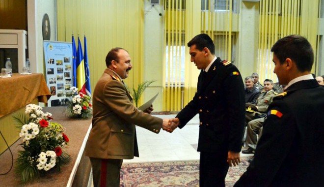 Studenți constănțeni, premiați la Academia Forțelor Terestre Sibiu - studenticonstantenipremiati-1396372052.jpg