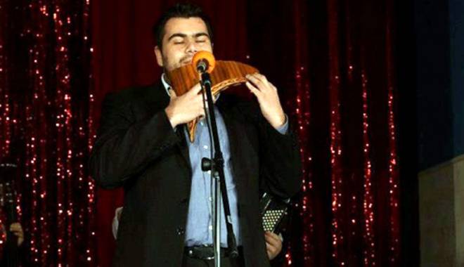 Studenții de la Canto cântă în jurul bradului - studentiidelacanto-1418063121.jpg