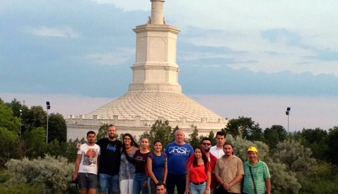 Studenți în tabără la Mănăstirea Dervent. 