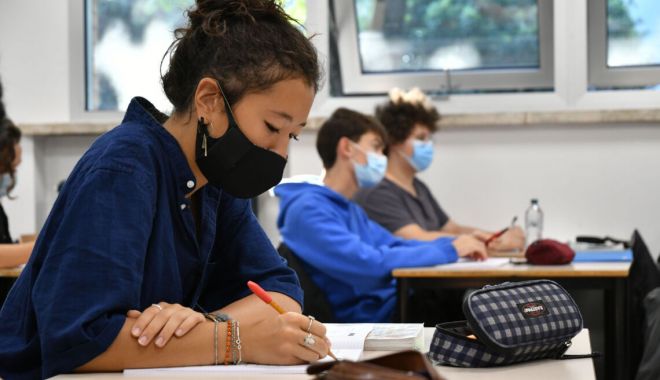 Studenţii sunt încurajaţi să îşi găsească locuri de muncă - studentiisursacorriereromagna-1606500200.jpg