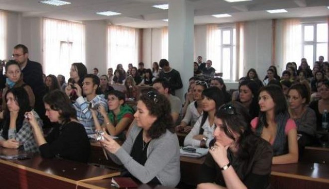 Studenții facultăților de stat încep luni, noul an universitar - studentiituturoruniversitatilors-1349002997.jpg