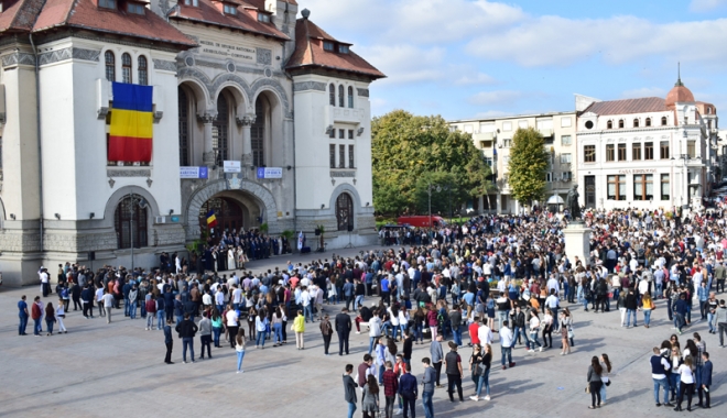 Studenții au început anul universitar la… terasă. Rectorii se bat cu pumnul în piept că universitățile lor sunt puternice - studentipiataovidiudeschidereanu-1475509214.jpg