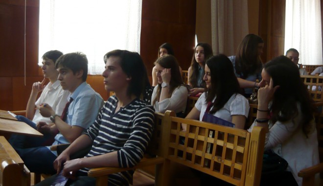 Ce motiv au studenții din străinătate să nu mai revină acasă - studentistraini1-1368632052.jpg