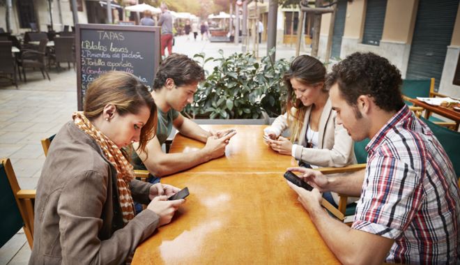 Lucruri fără de care nu mai concepem viața. Românii s-ar simți pierduți  dacă nu ar avea smartphone-ul cu ei - studiutelefon2-1518349663.jpg