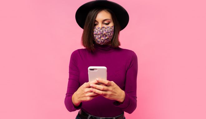 Studiu. 76% dintre români folosesc reţelele sociale cel mai mult pentru a urmări postările prietenilor - stylishwomanprotectivemaskblackh-1610385406.jpg