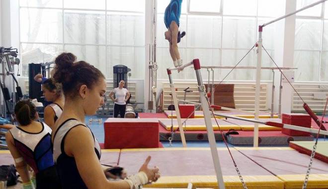 Gimnastele au început pregătirea pentru turneul de calificare la Jocurile Olimpice - subgimnasticasursafacebook-1451924514.jpg