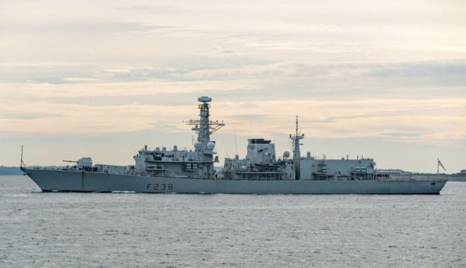 Un submarin rusesc a lovit sonarul unei nave de război britanice în Atlanticul de Nord - submarin-1641583103.jpg