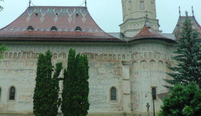 Broşuri anti-vaccin distribuite în Catedrala Arhiepiscopală de la Suceava. 