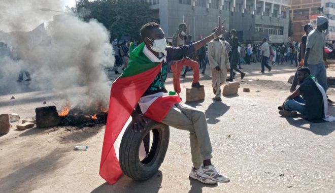 Protestul a sute de mii de oameni din Sudan a degenerat în confruntări cu forțele de ordine - sudanhaos-1640017028.jpg