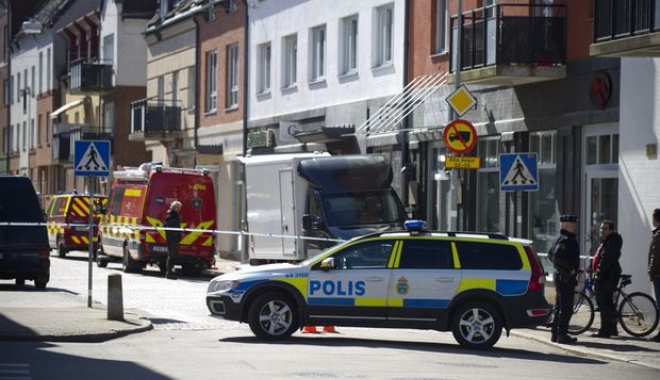 Operațiune de amploare în Stockholm, după ce șoferul unui camion a lovit mai multe vehicule - suedia1024x681-1497345869.jpg