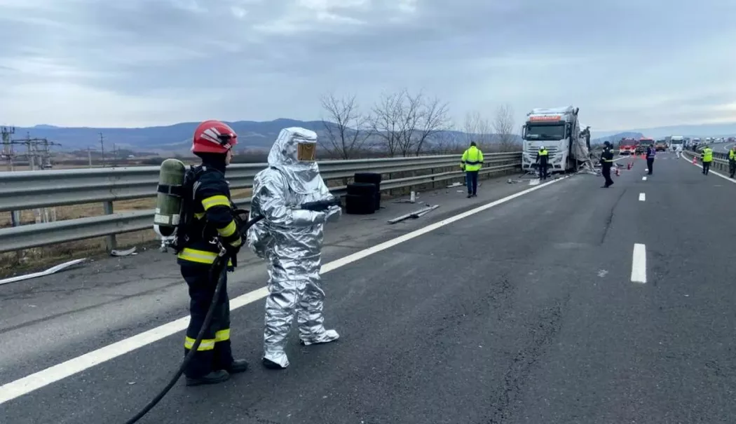 Intervenție de urgență pe A1. Sulfat de amoniu împrăștiat pe carosabil - sulfat-1770725408.webp