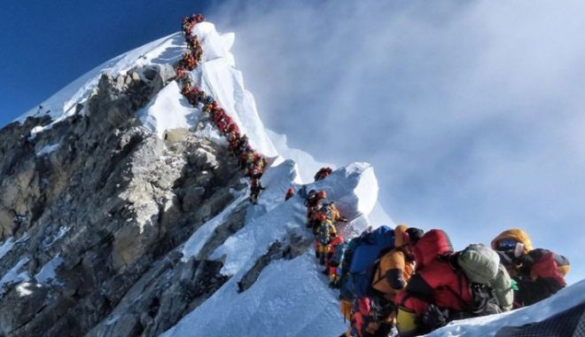 Doi alpiniști au murit într-o aglomerație de nedescris pe Everest - summitcrowdingh40782900-1558684792.jpg